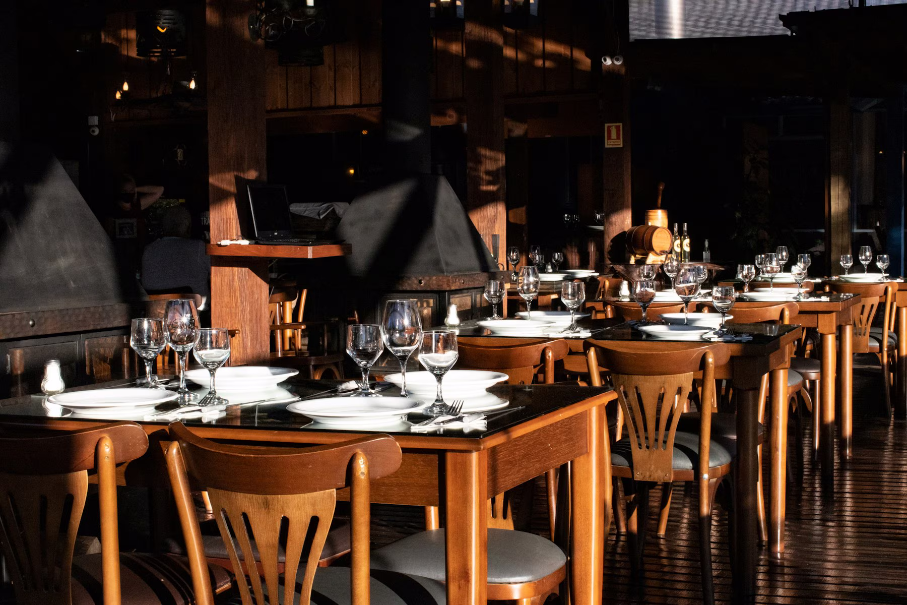 Restauracja w mieście Lublin — kameralne wnętrze przygotowane na wieczorną kolację — rytm serwisu